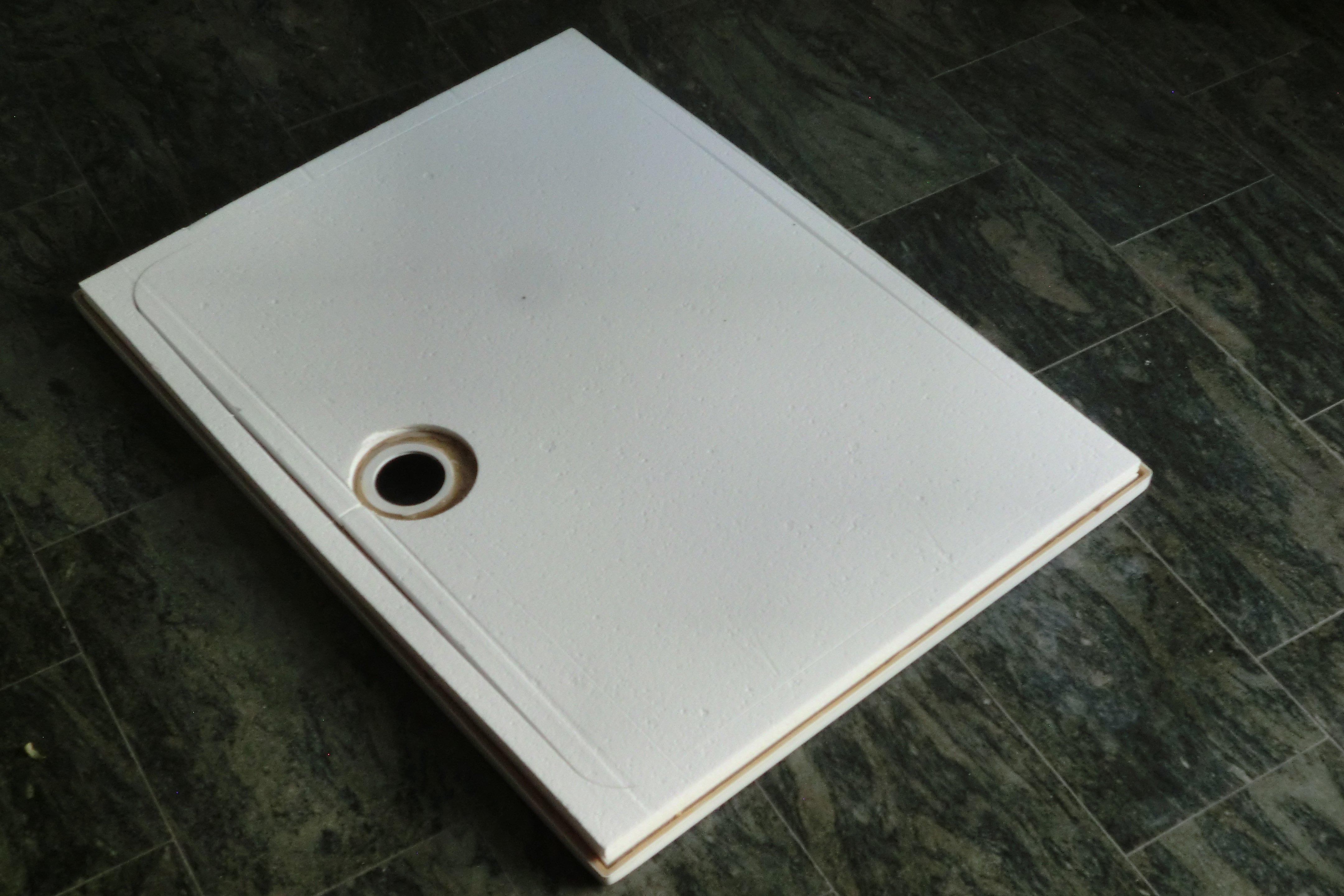 KOMPLETT-PAKET: Duschwanne 120 x 90 cm superflach 3,5 cm weiß mit GERADER STYROPOR-UNTERSEITE Acryl + Styroporträger/Wannenträger + Ablaufgarnitur chrom DN 90